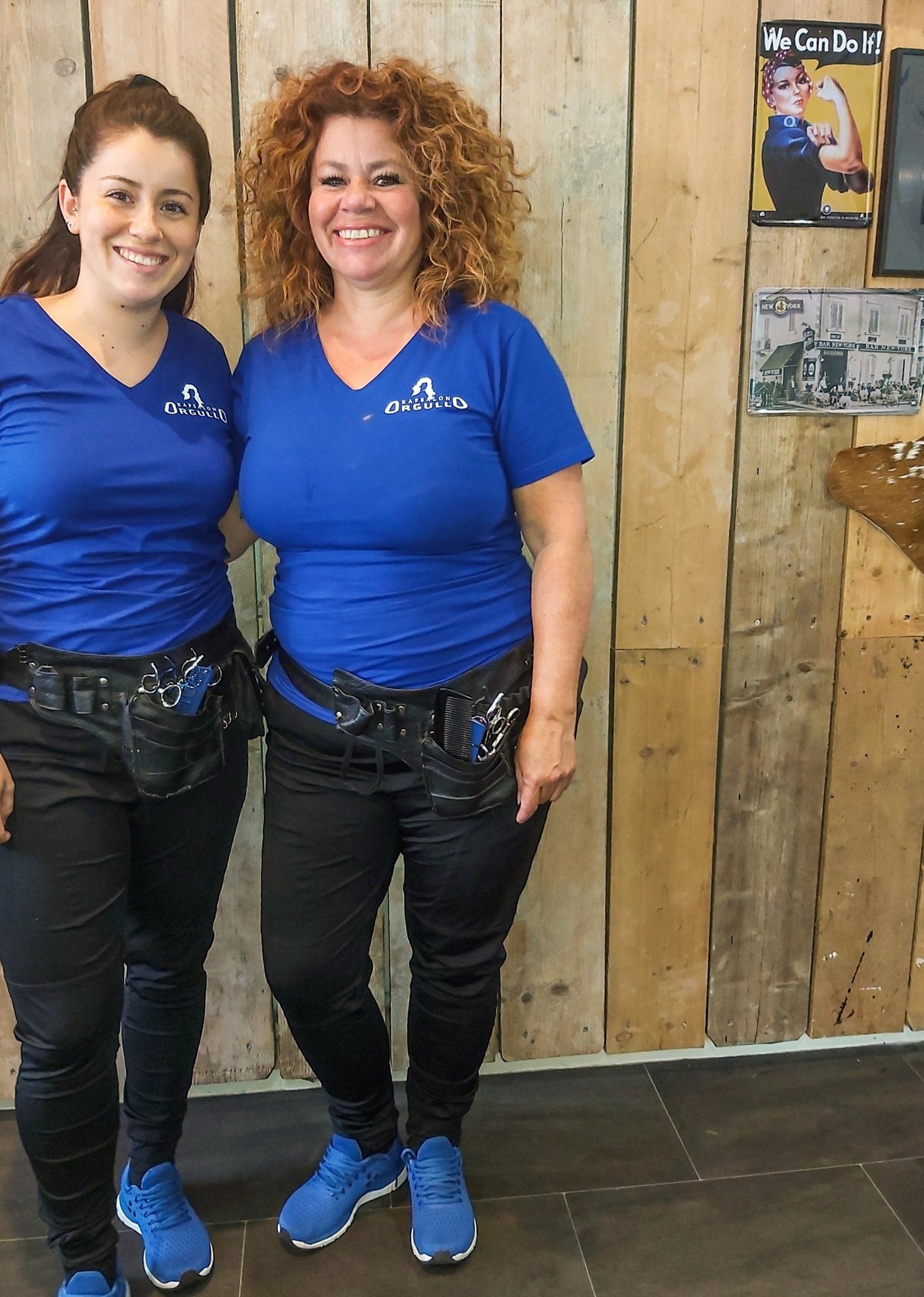 Twee medewerkers van Orgullo in blauwe werkkleding in de salon